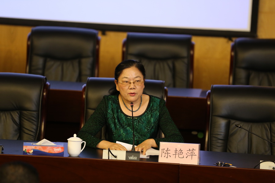 陈艳萍副校长主持报告会