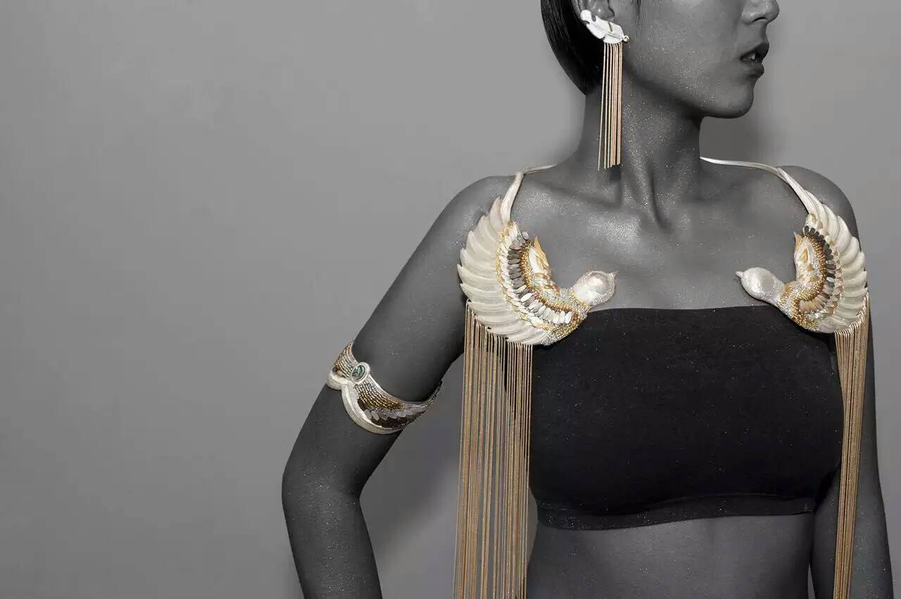 《白鹇舞》 首饰工艺28.5x63cm  2016 王璟。.jpg