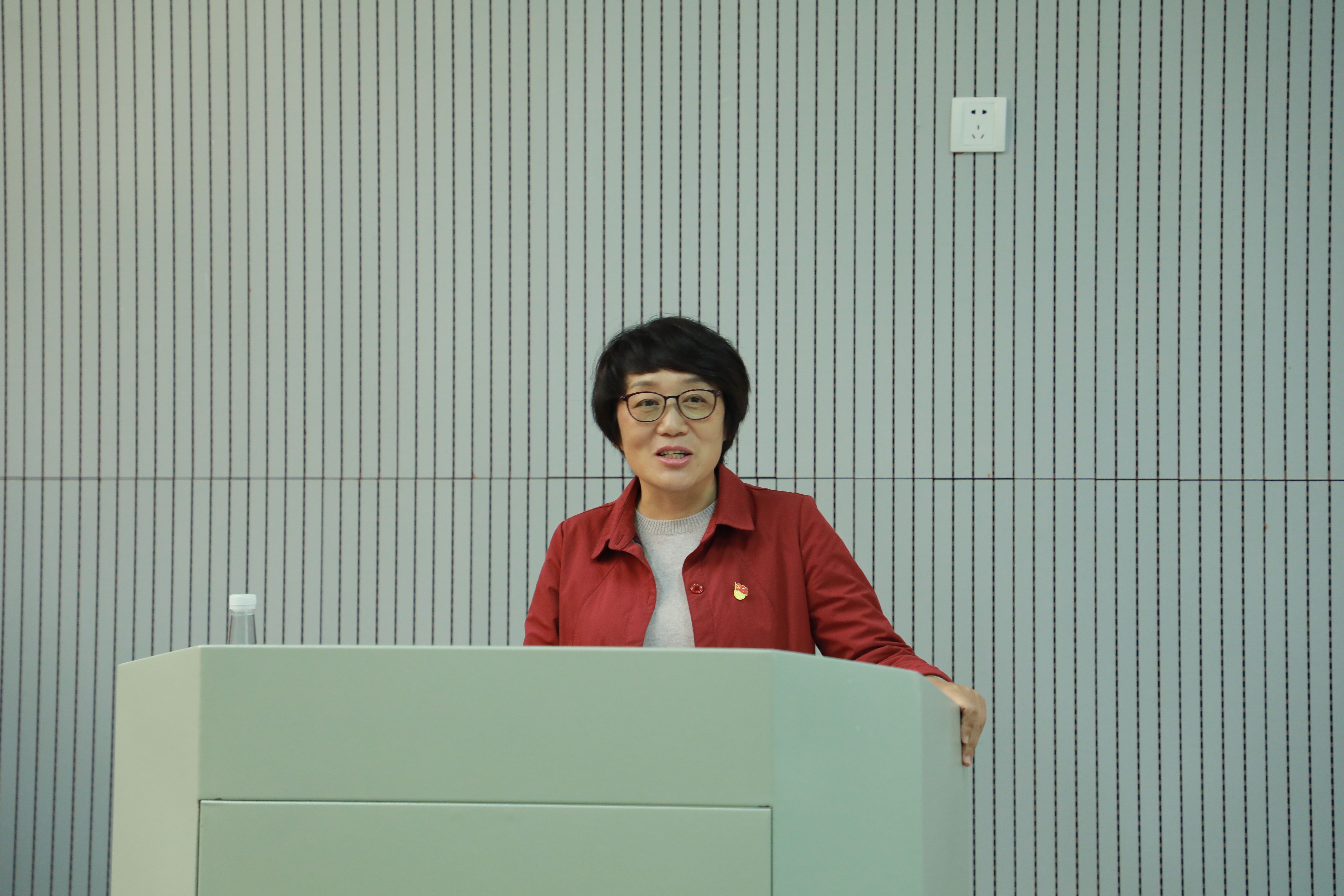 校党委黄雁玲书记到舞蹈学院讲授《坚持以人民为中心的创作导向,创作